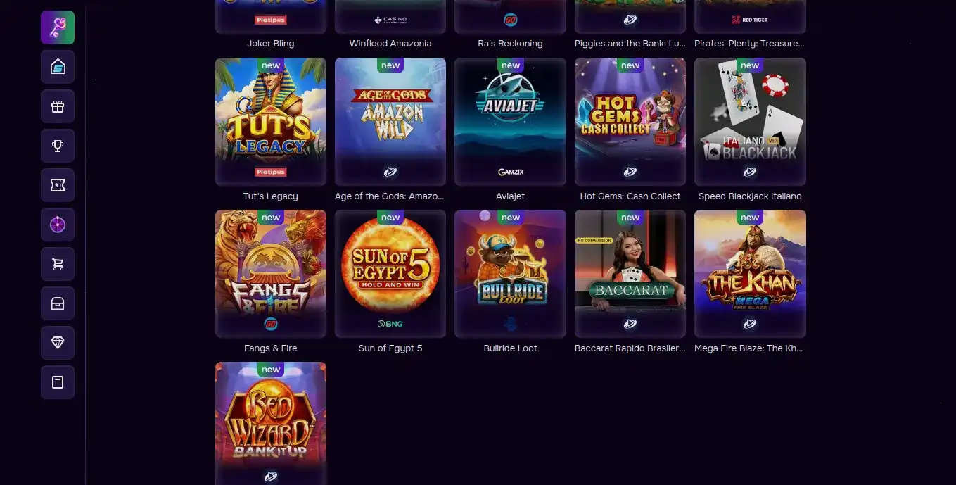 Игровой зал F1 casino с большим экраном и турнирной таблицей